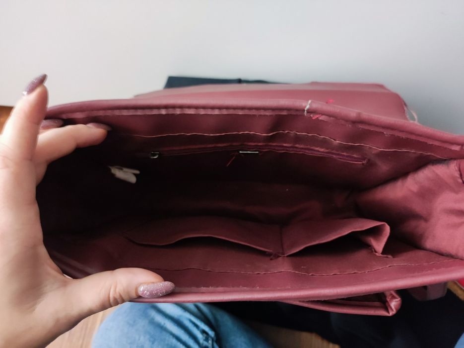 Bordowa listonoszka House