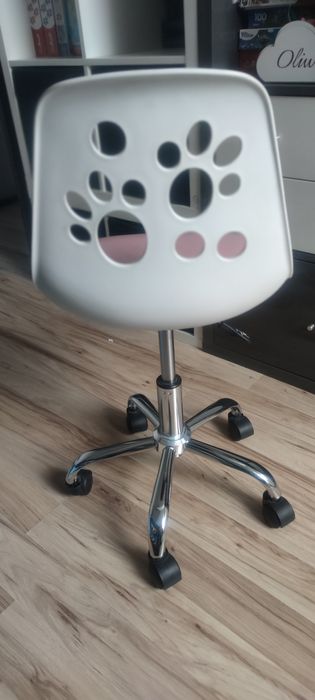 Krzesło obrotowe do biurka dla dziecka.