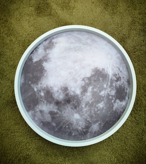 Світильник у вигляді місяця.