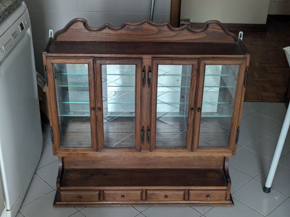 Vitrine de parede com gavetas