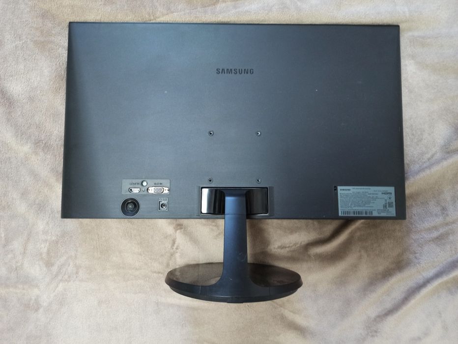 Монітор Samsung S24F350F с диагональю 24 дюйма.