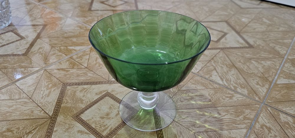 Tigela com pé alto com tonalide verde.