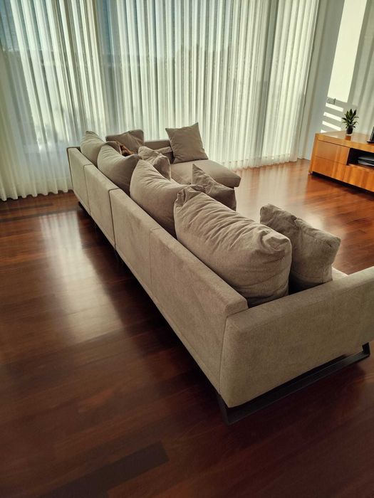 Sofá com Chaise Longue e Puff – Divani Star (Ref. Chocolate 1) – Tecido Premium
