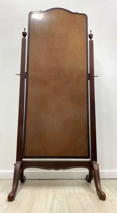 Espelho de corpo inteiro.