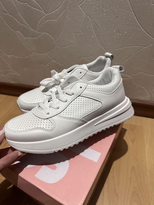 Кросівки жіночі, дитячі 38р