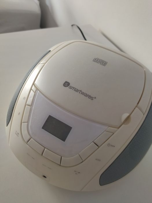 Rádio branco antigo