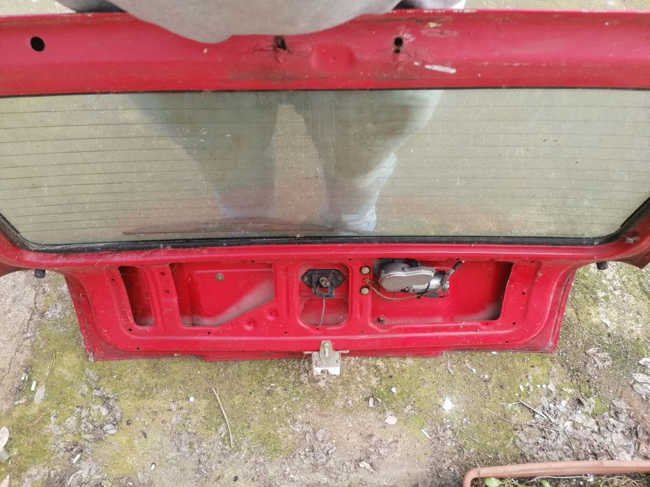 Corsa A portas vermelhas