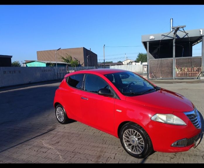 lancia ypsilon 2012