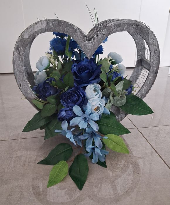 Kompozycja nagrobna w sercu róże hortensja