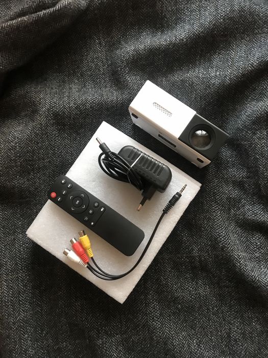 Мультимедійний проектор з динаміком портативний HD YG300 + екран