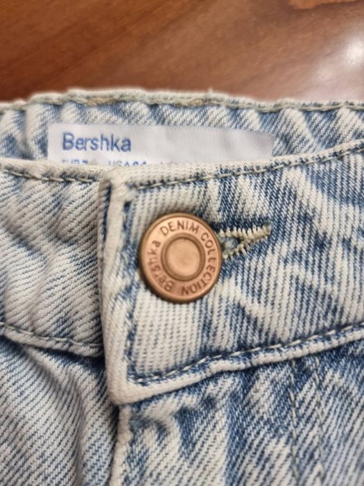 Джинсові шорти Bershka.