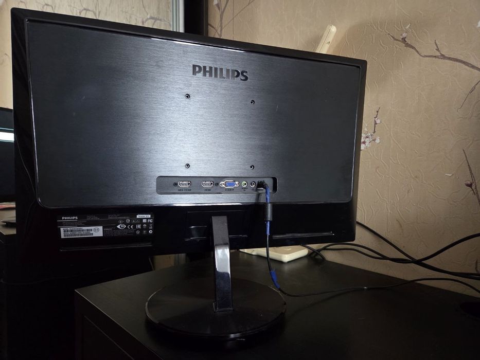 Монітор 23" Philips 234E5QHAB/01 (перед включенням блимає)