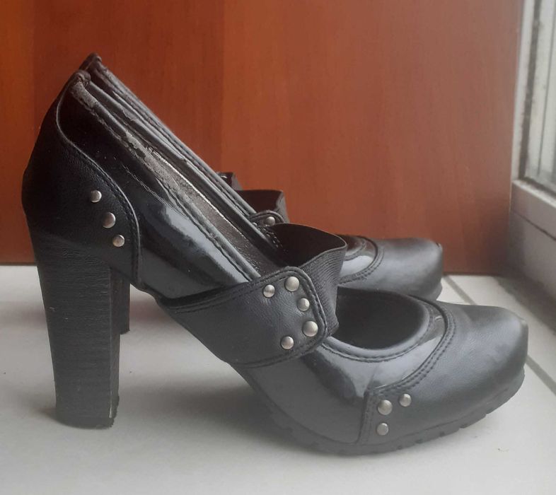 Туфли черные из кожзама 37 - 37,5 р