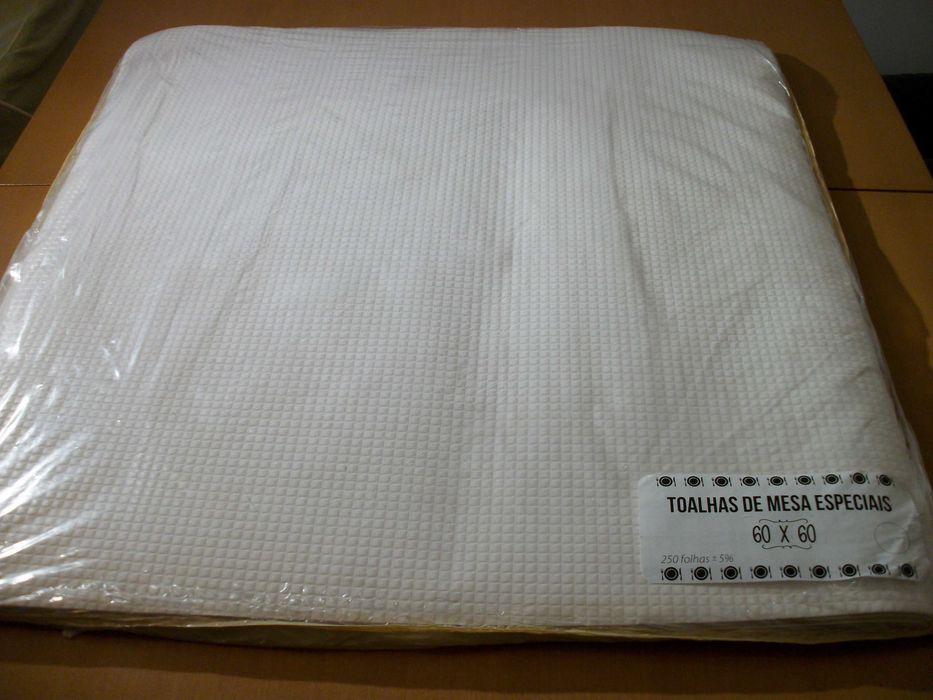 Toalhas de Mesa Papel 60x60 250folhas +/- 5% 1000folhas