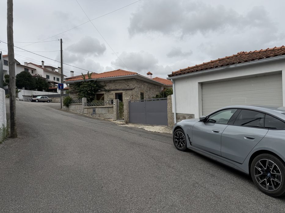 Casa T3 com jardim, churrasqueira e garagem na Esculca em Viseu
