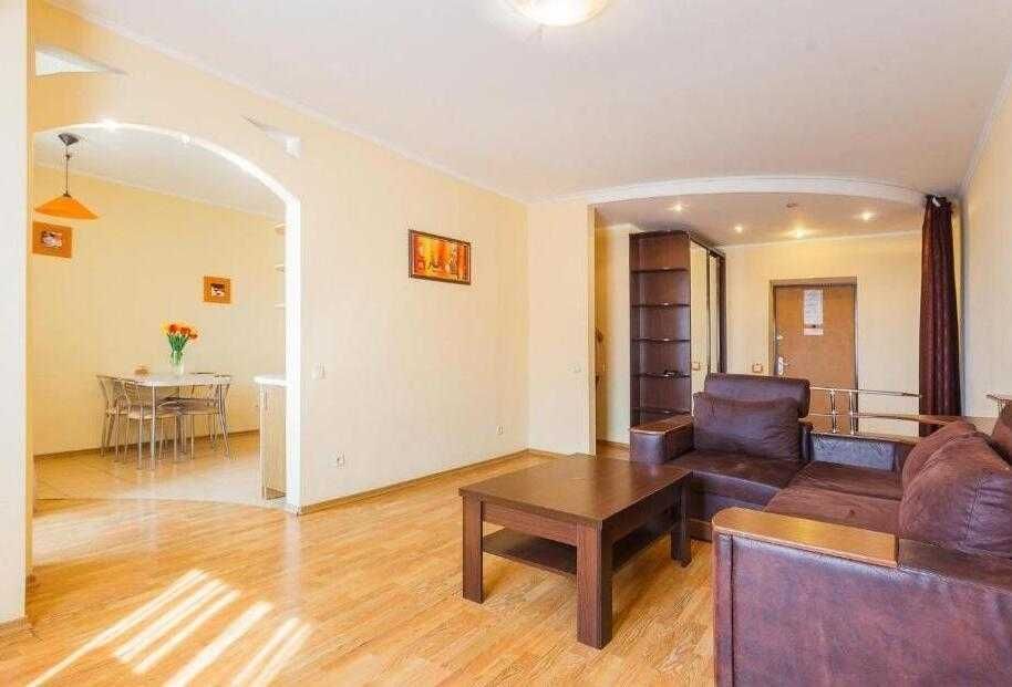 3-кімнатна квартира біля метро Лівобережна, МВЦ, подобово Комод