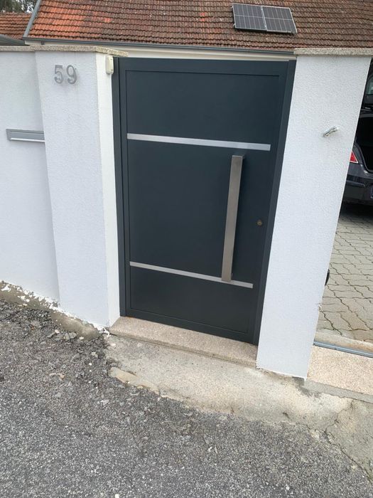 Portões, cobertos, mezaninos, escadas, serralharia em geral.