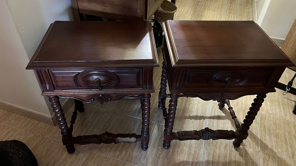 Par de mesas de cabeceira em madeira maciça — 80 €