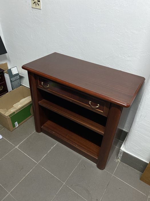 Estante em muito bom estado