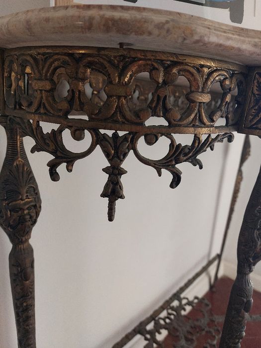 Mesinha em mármore
