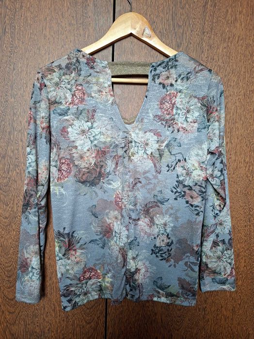 Blusa padrão floral em bico com fio brilhante