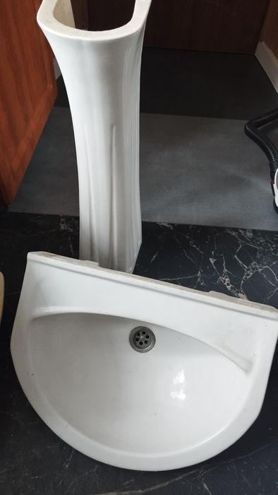 Ceramiczna umywalka z noga