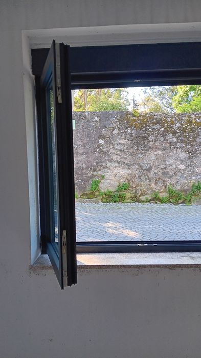 Janela Oscilobatente Alumínio - Vidro duplo c/ estore eléctrico