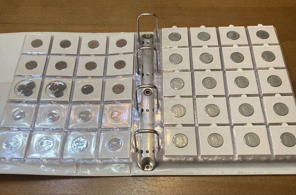 Capa com 287 moedas diferentes da República em alvéolos