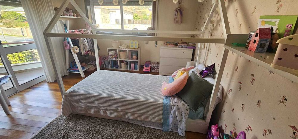 Cama de menina até aos 6/8 anos de idade.