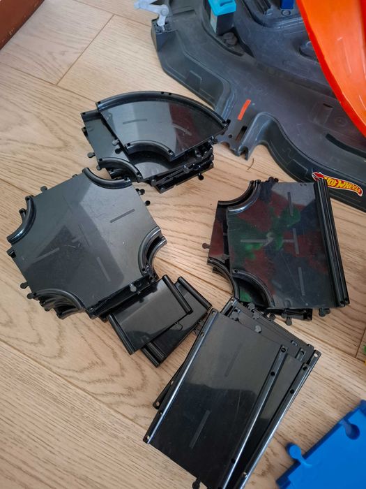 Hot Wheels City GJL14 Mega Garaż Atak Dinozaura T-Rex + gratis