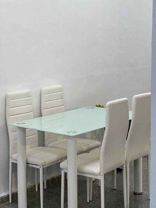 Mesa branca nova com 4 cadeiras - envio gratis