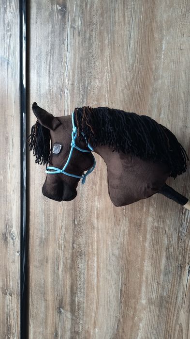 Gniady hobby horse, koń na kiju