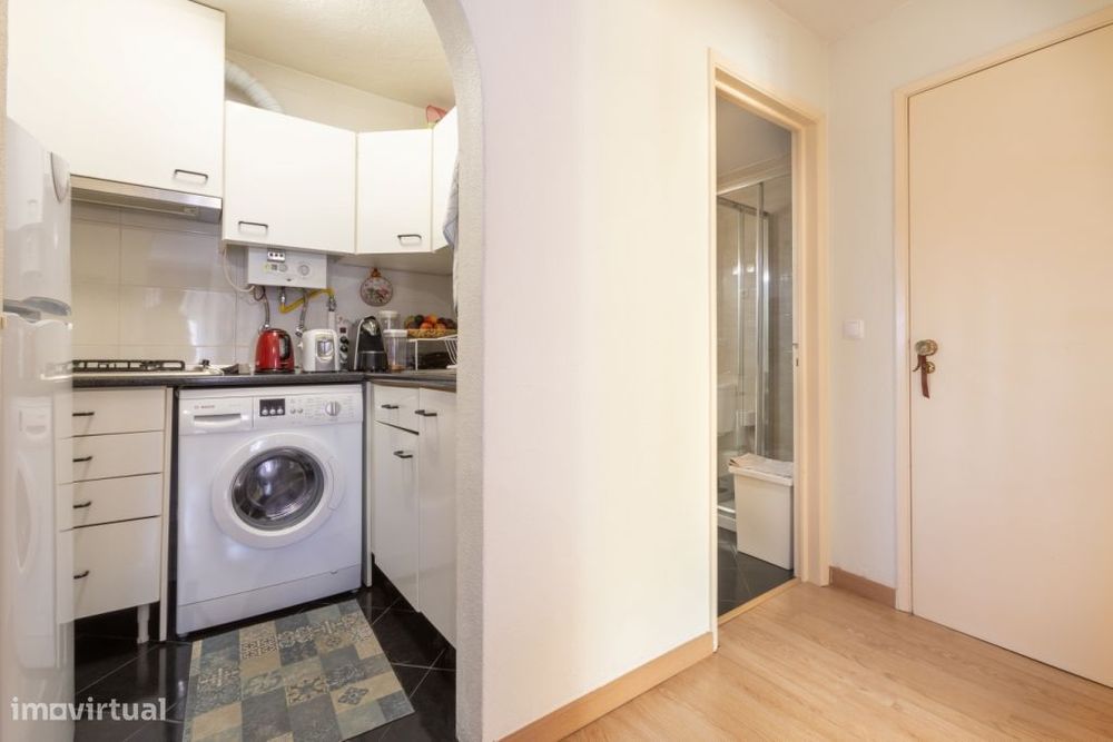 Apartamento T1 com cozinha separada e luz natural