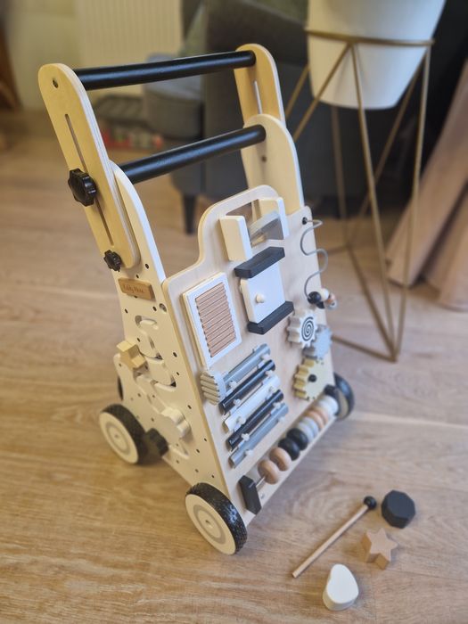 Drewniany chodzik, pchacz z regulowana rączką dla rocznego dziecka