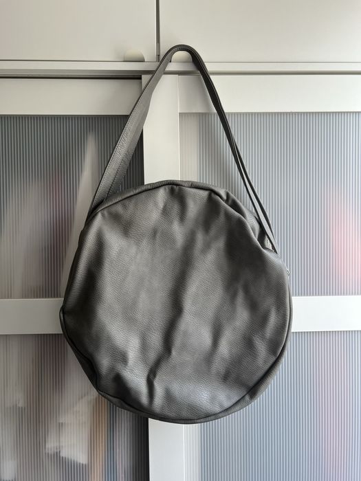 Okrągła minimalistyczna torebka