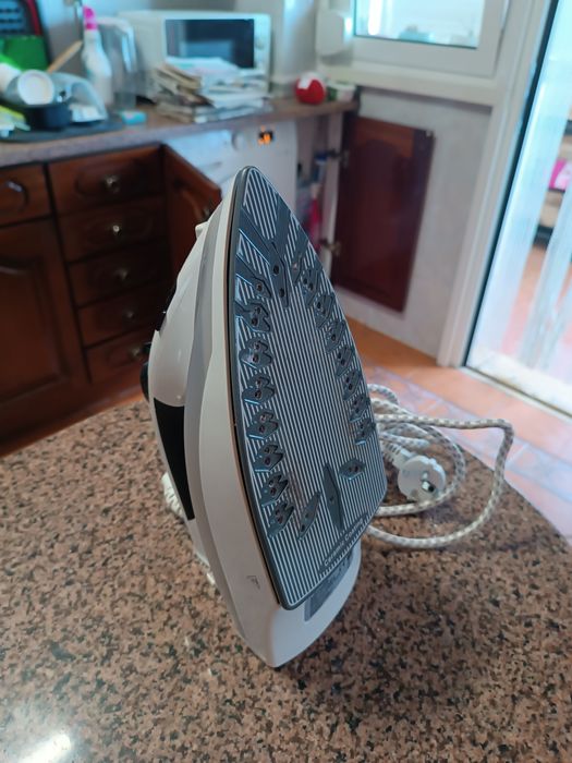 Ferro de Engomar Electronia 2200W Base Cerâmica