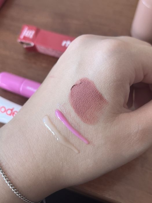 Косметика Rhode.