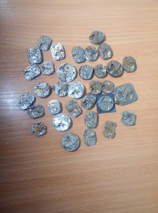 Механизмы, запчасти  к разным женским часам времен ссср 33 штуки.