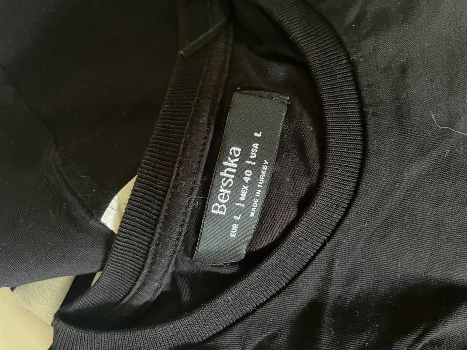 T-shirt homem Bershka, uso como blusa muito larga com calções.