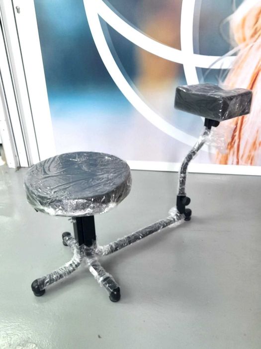 Banquinho com Apoio para Pedicure em Preto