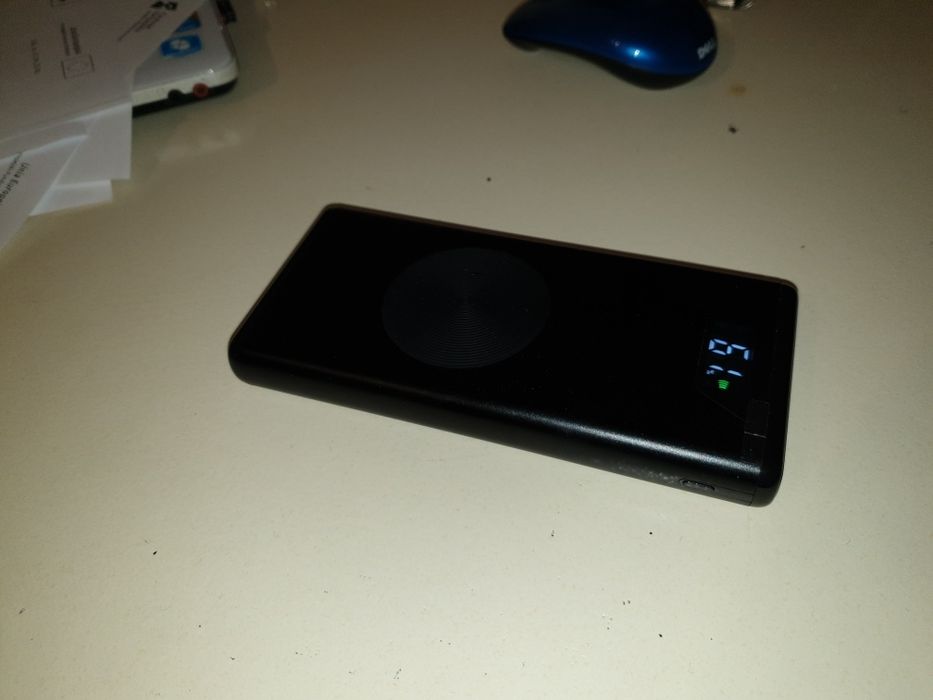 Powerbank z bezprzewodowym ładowaniem.