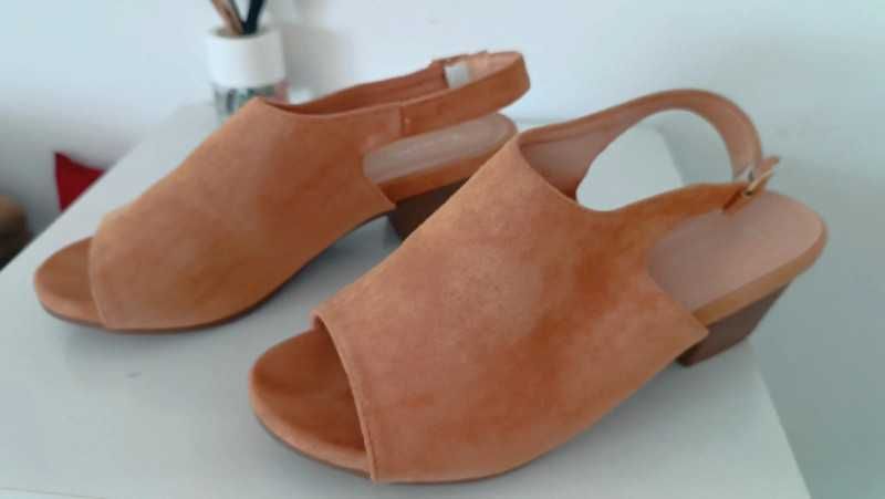 Sandália da You and Me em camurça rapada