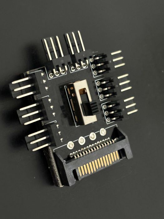 Rozdzielacz (hub) wentylatorów 8x 3/4-pin | SATA | Regulacja prędkości