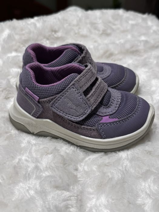 Взутя на дівчинку