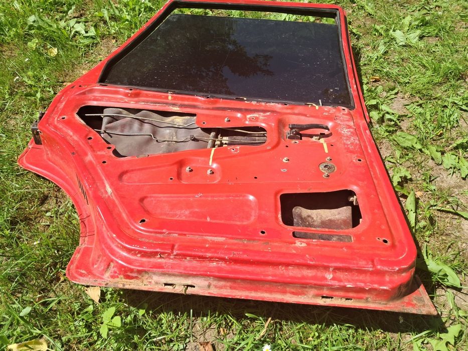 Продам за 4  дверки ціна ваз 2109 червоний колір ц