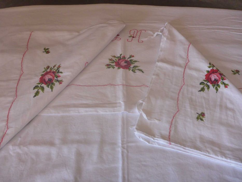 Lençol e duas almofadas - Linho misto com bordado manual a ponto cruz