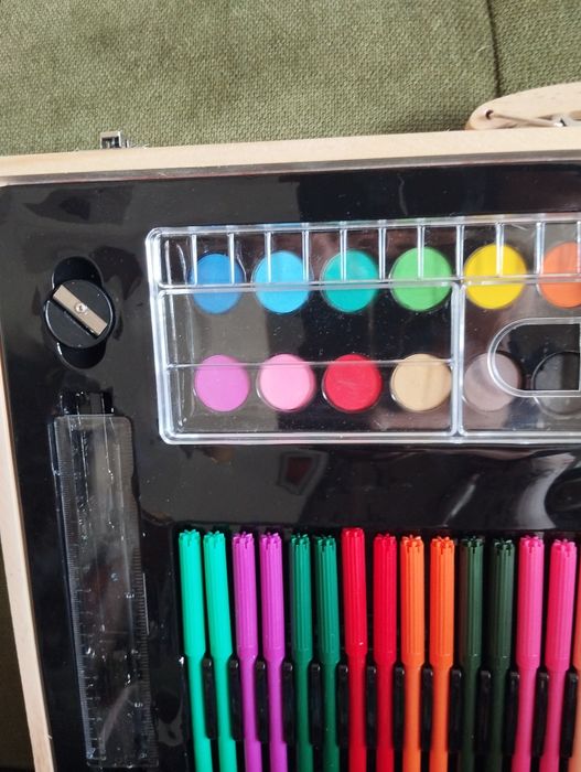 Mala com artigos para pintura