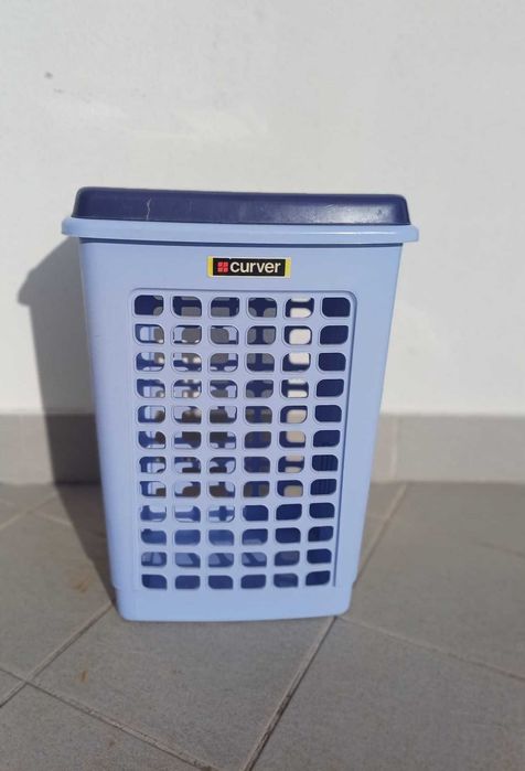 Cesto de plástico azul Curver com tampa – funcional e espaçoso