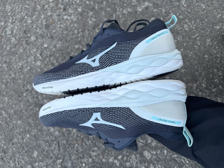 Беговые кроссовки mizuno wave revolt кроссовки оригинал 42 размер