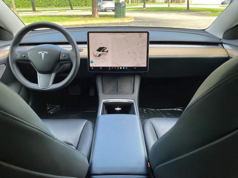 Tesla Model 3      2024